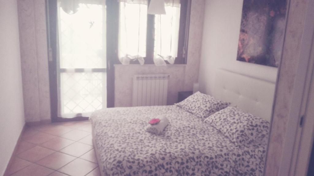 een slaapkamer met een bed met een knuffeldier erop bij Casa del Loto in Fiumicino