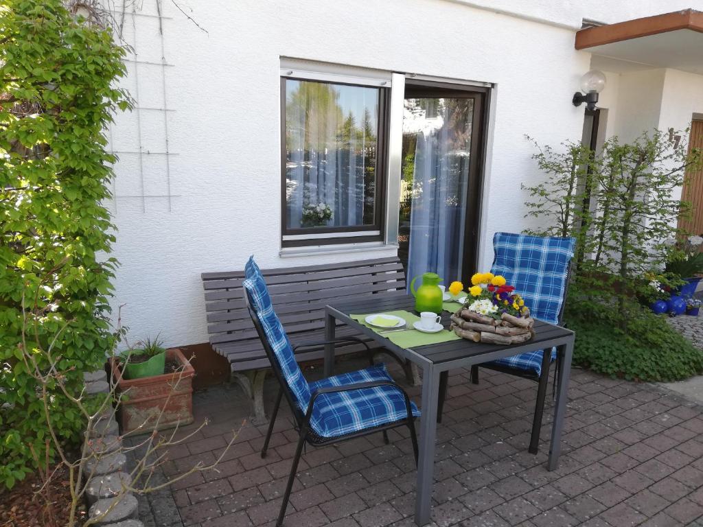 un patio con mesa y 2 sillas en Annettes Ferienwohnung, en Michelstadt