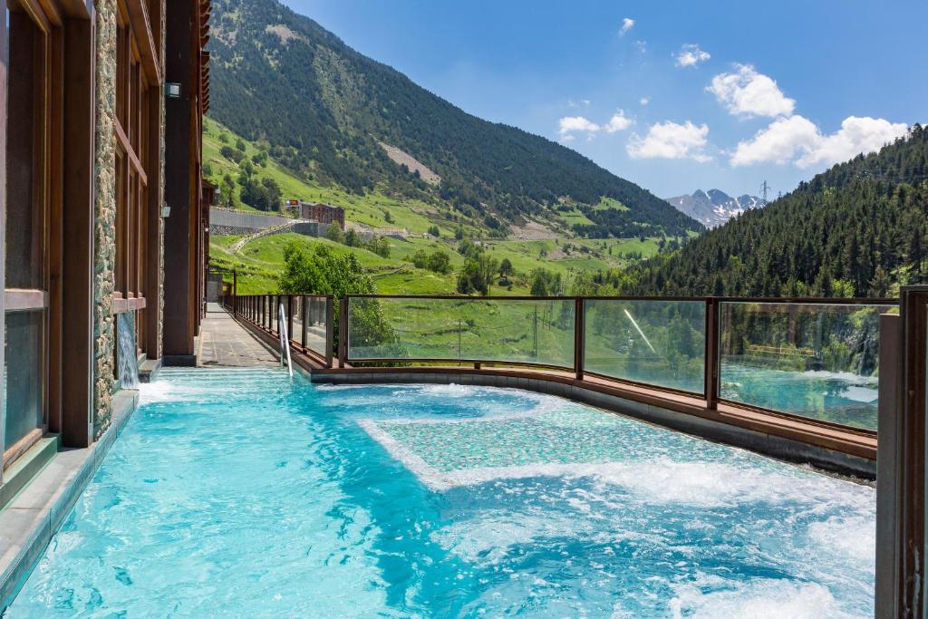 Nespecifikovaný výhled na hory nebo výhled na hory při pohledu z hotelu
