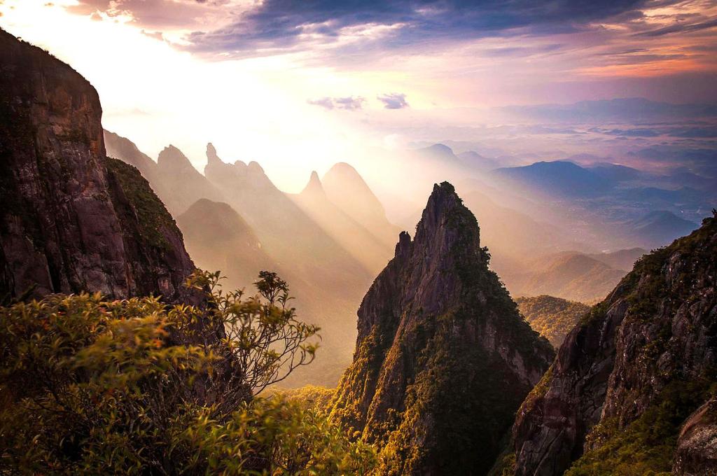 - une vue sur la chaîne de montagnes et le coucher du soleil dans l'établissement Suíte privada no meio da natureza serrana., à Teresópolis