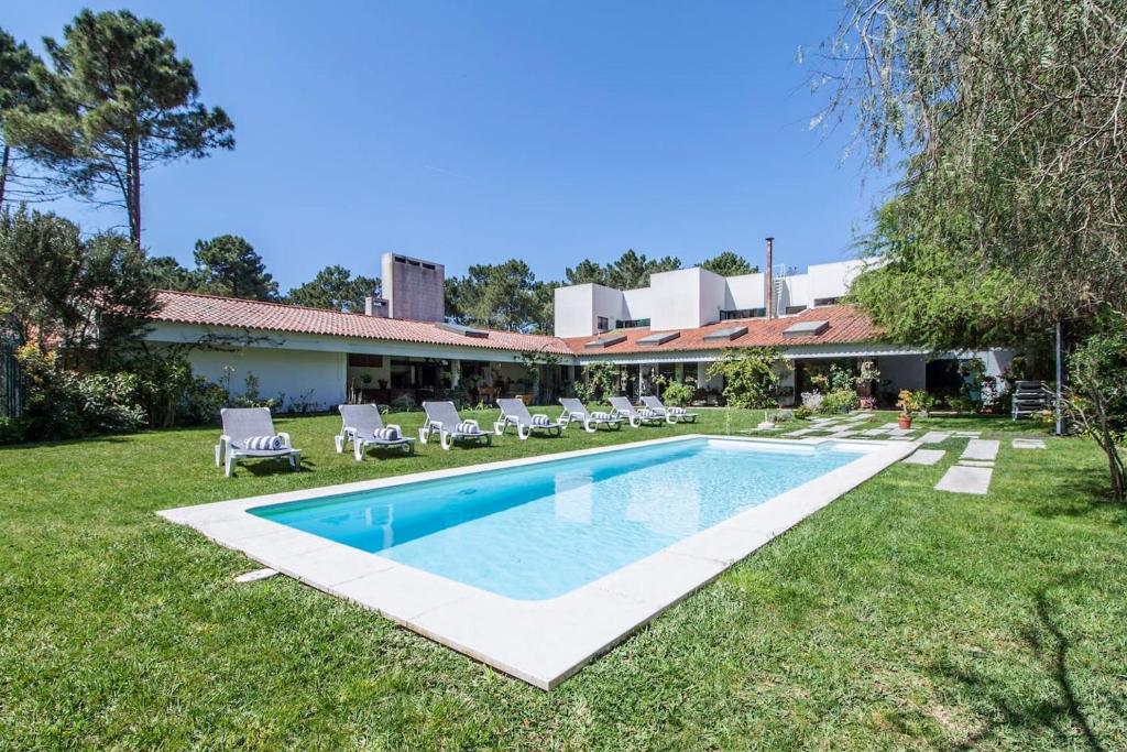 einen Pool im Hof eines Hauses in der Unterkunft Villa do Cisne in Charneca