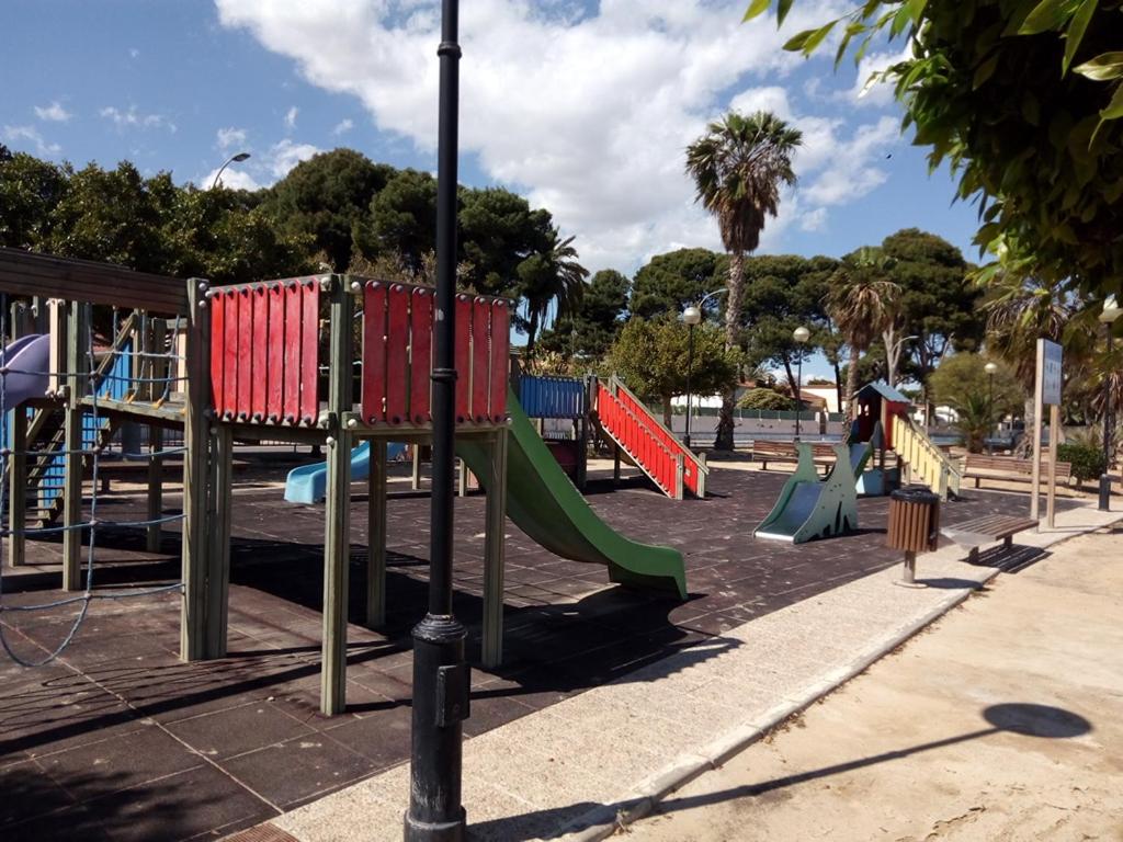 un parque con un área de juegos con tobogán en Casa Luna, en Santiago de la Ribera