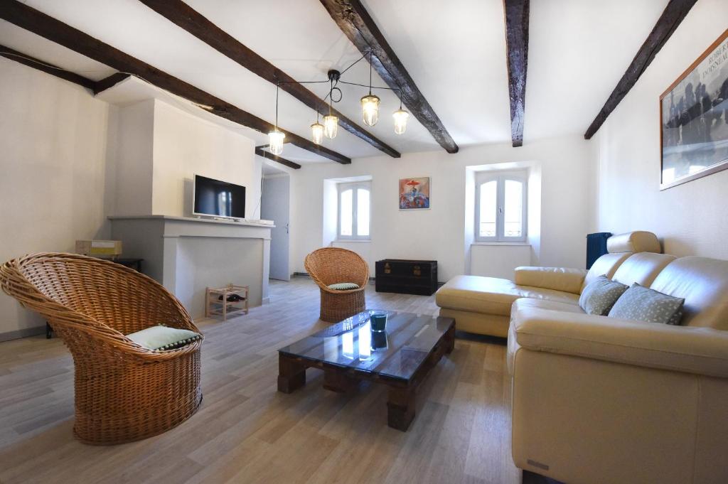 - un salon avec un canapé et une table dans l'établissement Hyper Centre - Cosy Appartement avec Cachet, à Rodez