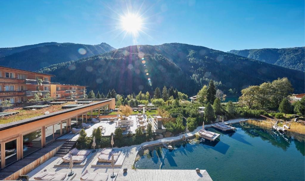 uma vista para uma marina com barcos na água em Arosea Life Balance Hotel em Santa Valpurga