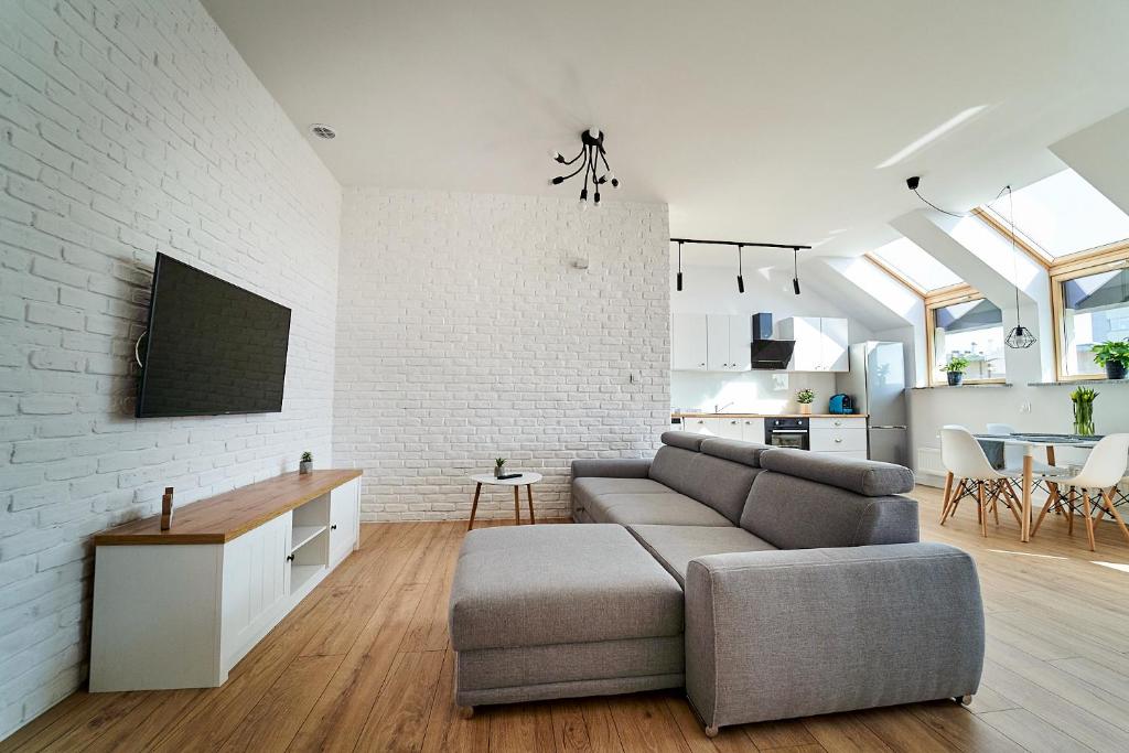 Televízia a/alebo spoločenská miestnosť v ubytovaní Apartamenty Muzyczna 14
