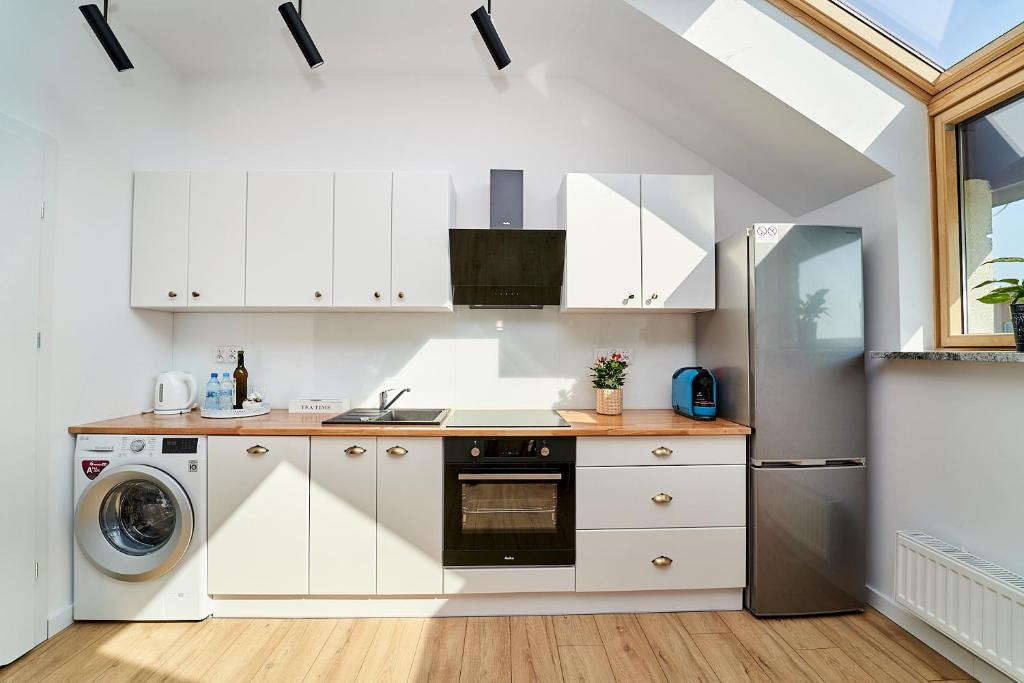 Kuchyňa alebo kuchynka v ubytovaní Apartamenty Muzyczna 14
