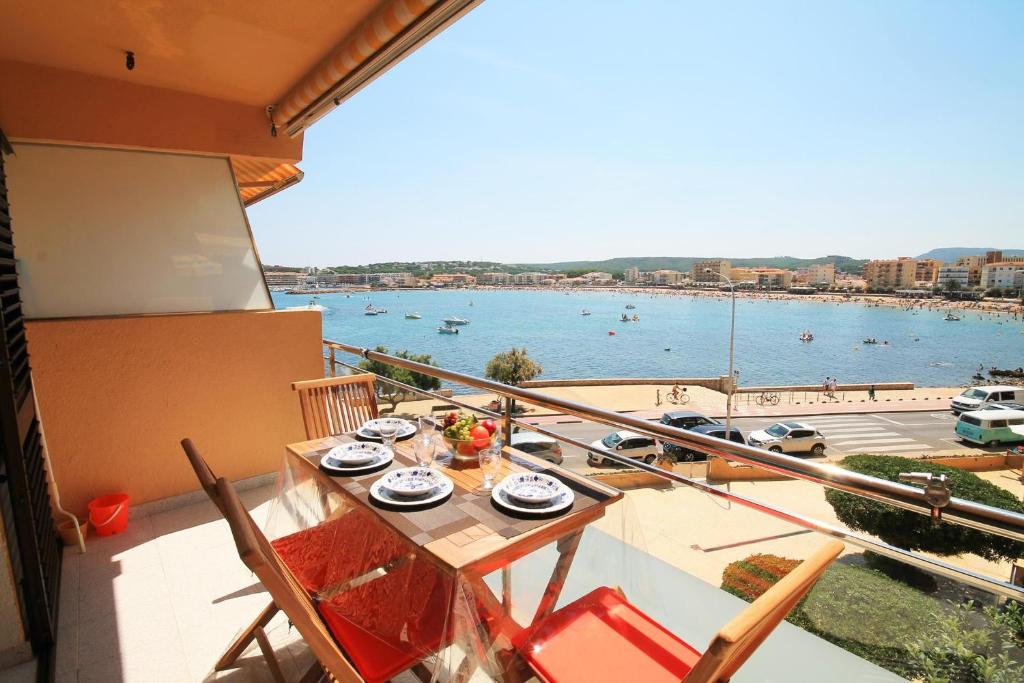 d'un balcon avec une table et une vue sur le port. dans l'établissement Apartment Sofia, à L'Escala