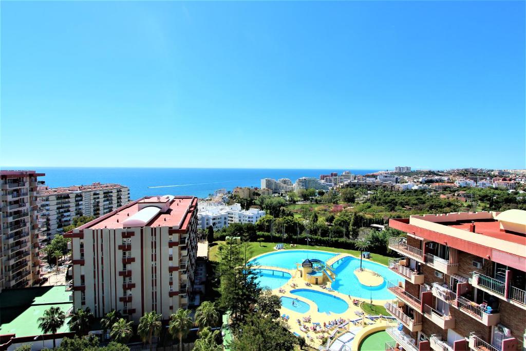vista aerea di un resort con piscina di 908 Minerva Apartamentos - Vistas al mar - Piscina y Playa a Benalmádena