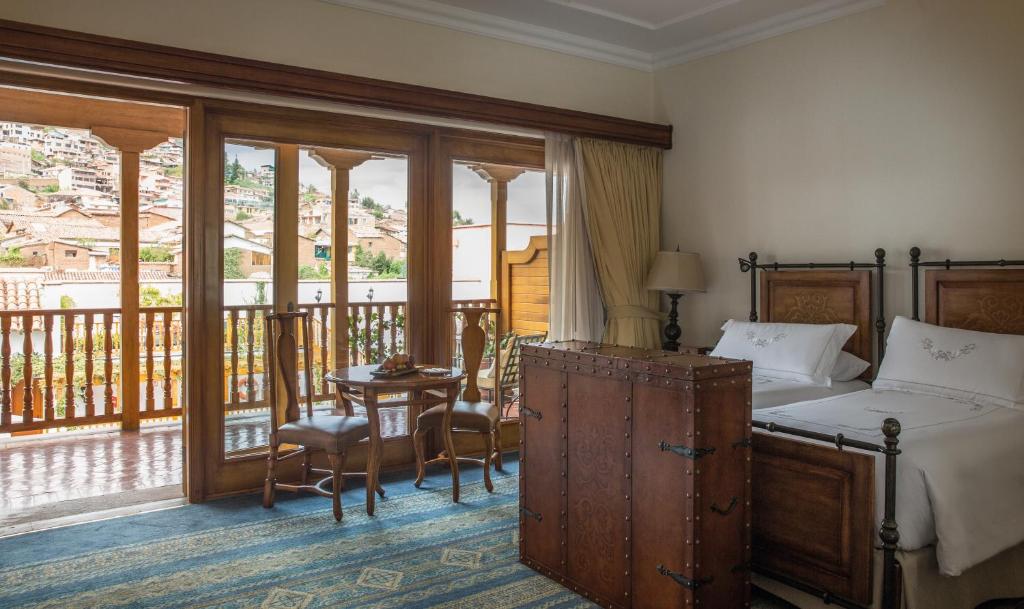 Postel nebo postele na pokoji v ubytování Palacio Nazarenas, A Belmond Hotel, Cusco
