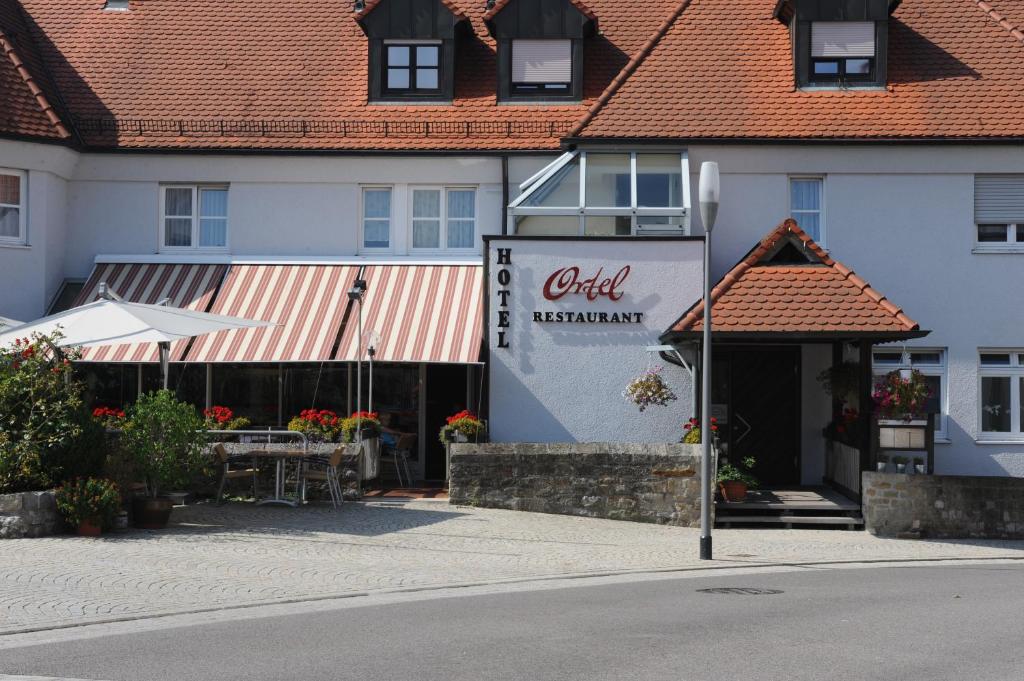 um edifício com uma placa que lê um restaurante antigo em Hotel Ortel em Besigheim