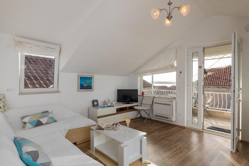 Televízia a/alebo spoločenská miestnosť v ubytovaní Apartments Bozica