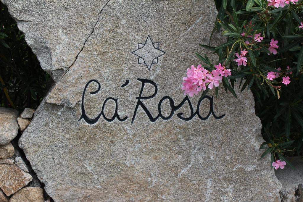 uma pedra com a palavra jardim escrito nela em Italianflat - Villa Cá Rosa em Porto Rotondo