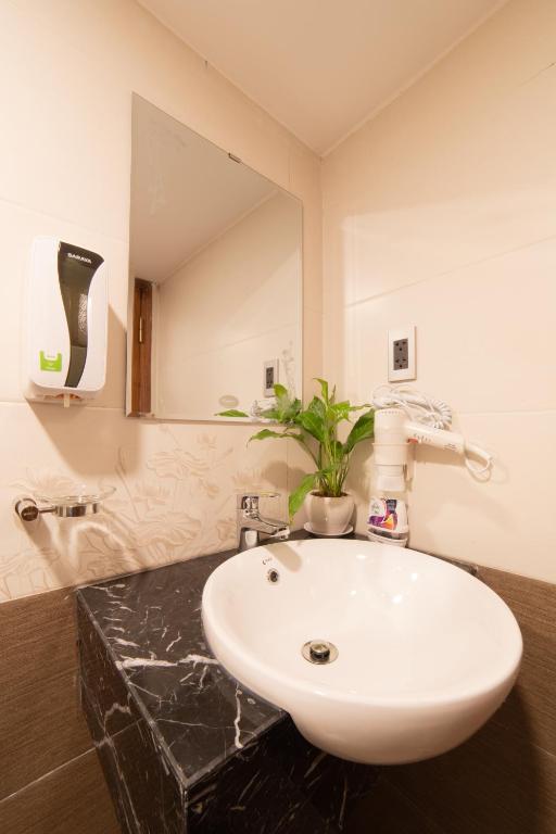 Silent Night Dem Lanh Hotel - 10