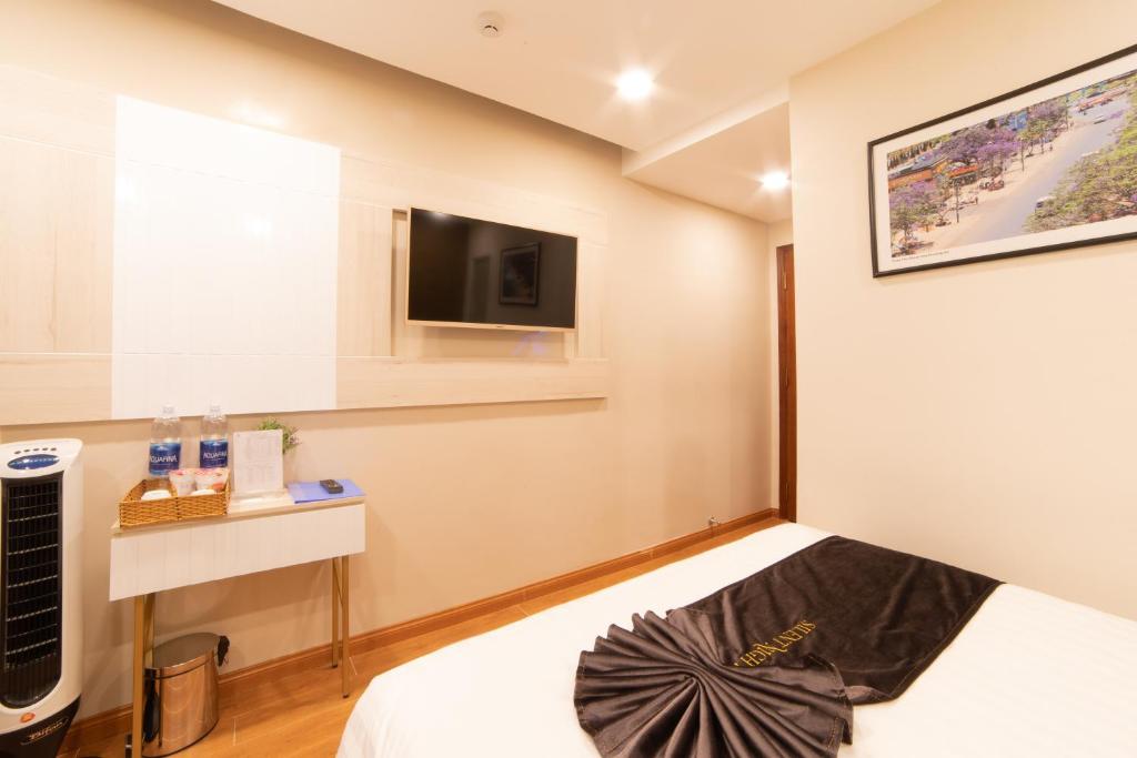 Silent Night Dem Lanh Hotel - 6