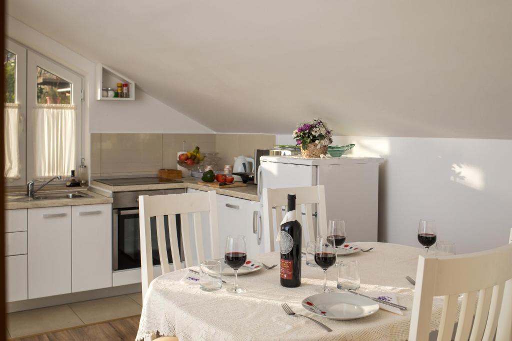 Kuchyňa alebo kuchynka v ubytovaní Apartments Bozica