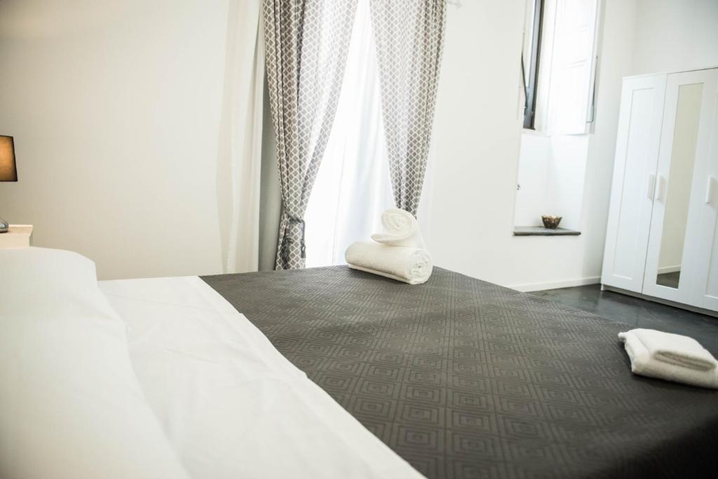 A bed or beds in a room at L'ANTICO FONDACO