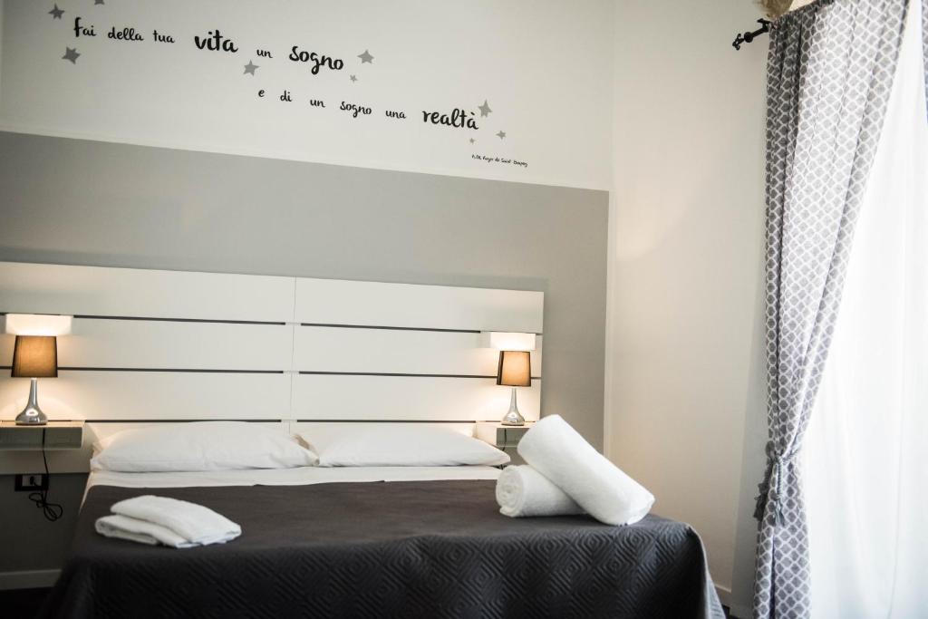 A bed or beds in a room at L'ANTICO FONDACO
