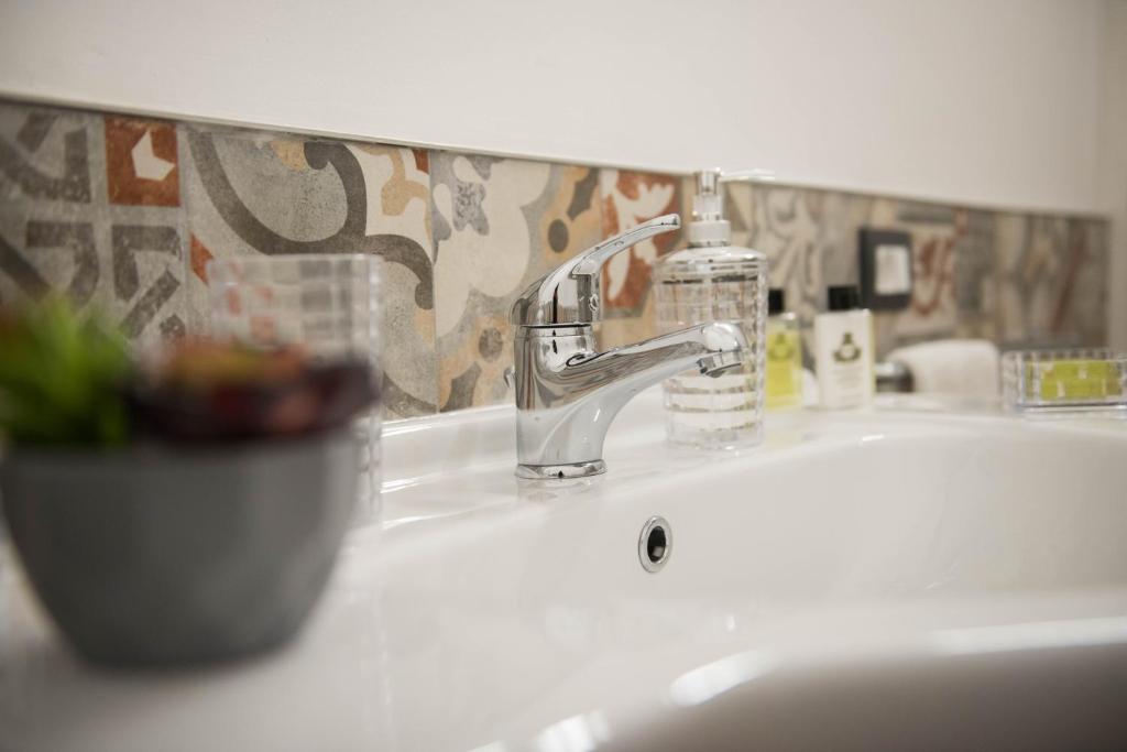 A bathroom at L'ANTICO FONDACO