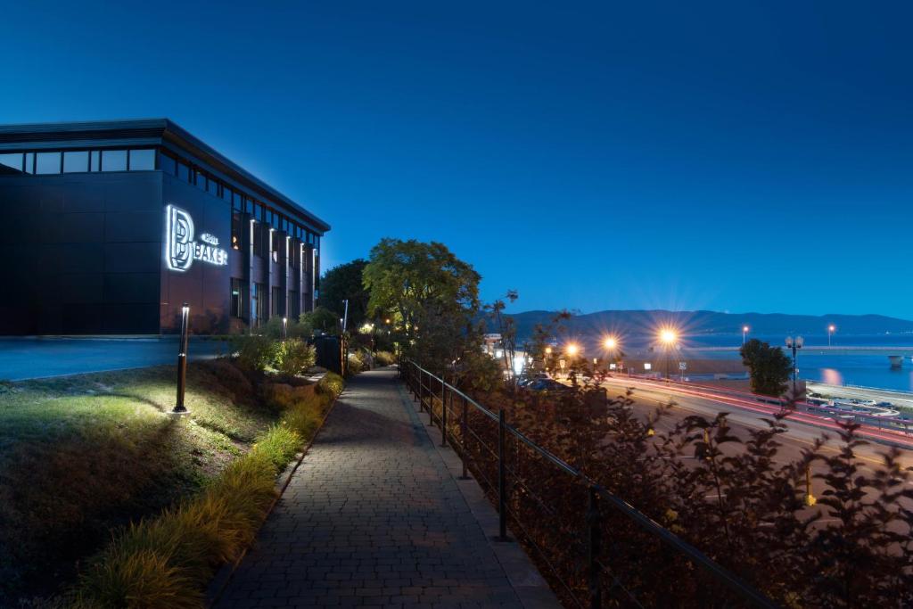 une passerelle devant un bâtiment la nuit dans l'établissement Hôtel Baker, à Gaspé