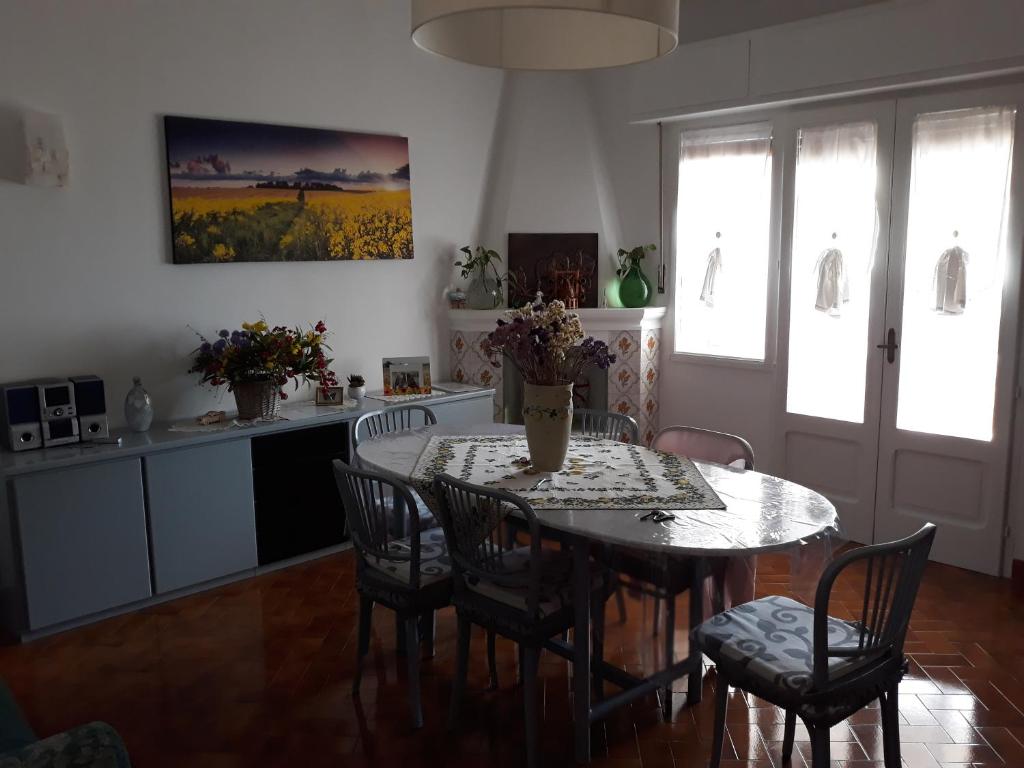アルベロベッロにあるIl Ciclaminoのキッチン(テーブル、椅子付)、キッチン(テーブル、キッチン付)