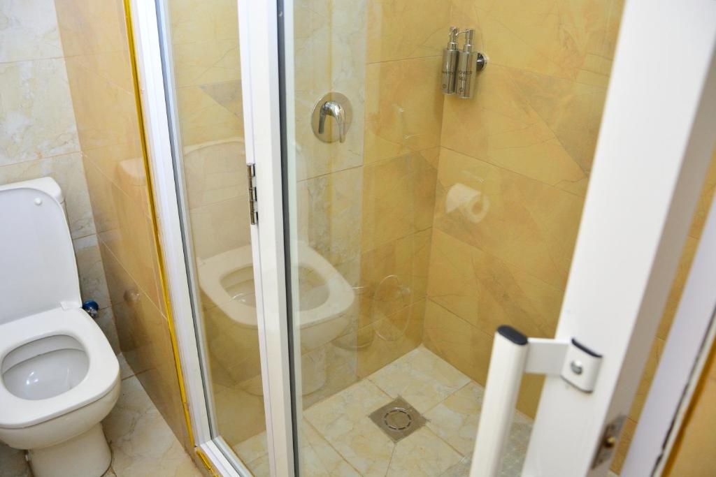 Koupelna v ubytování Razana Hotel