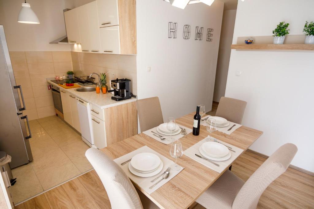 Kuchyň nebo kuchyňský kout v ubytování Luxury Apartment Nuneni