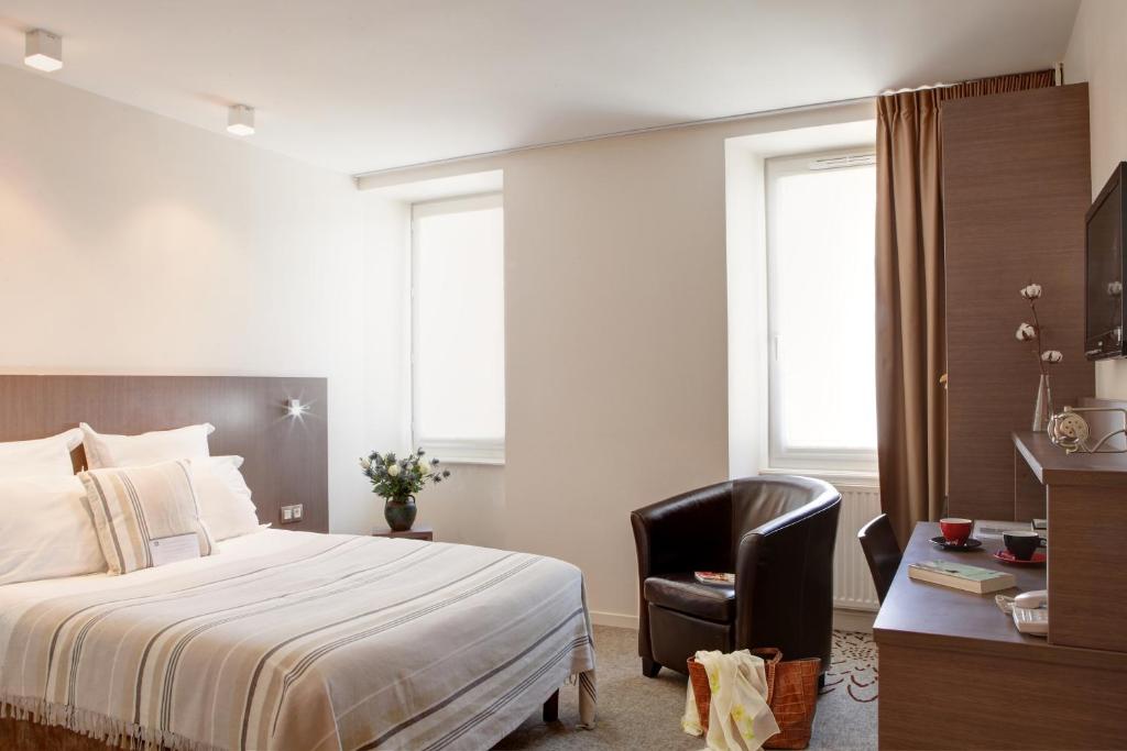 Postel nebo postele na pokoji v ubytování Hôtel Le Benhuyc