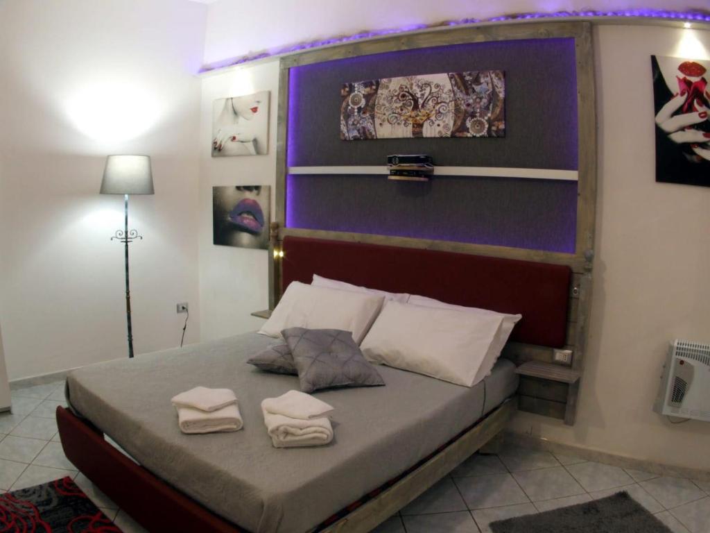 - une chambre avec un lit et 2 serviettes dans l'établissement Posidonia, à Pouzzoles
