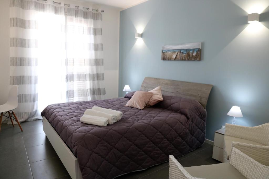 sypialnia z łóżkiem i dwoma ręcznikami na nim w obiekcie B&B Al Porticciolo w mieście Marsala