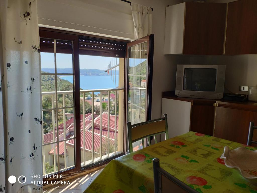 Televízia a/alebo spoločenská miestnosť v ubytovaní Old style flat