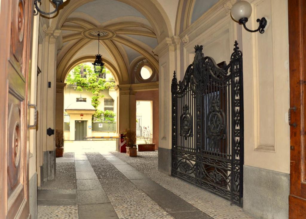 un accès à un bâtiment avec une porte noire dans l'établissement 18 Alfieri, à Turin
