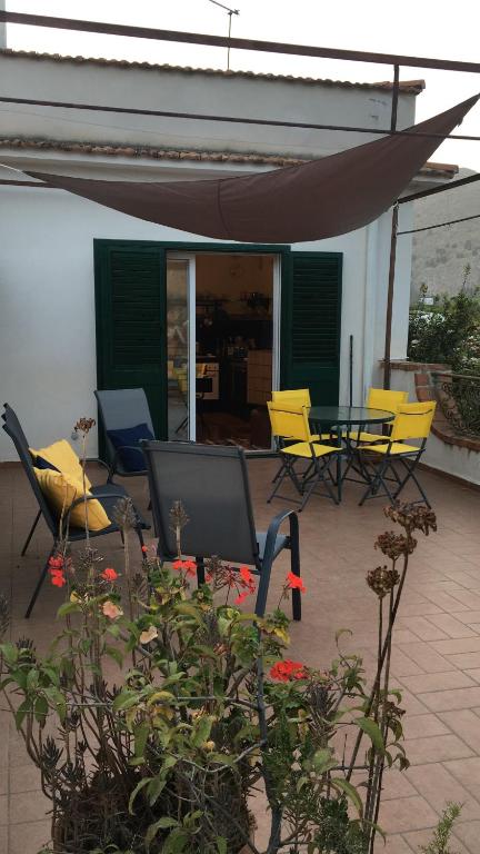 モンデッロにあるVillino Rosettaのパティオ(黄色い椅子、テーブル付)