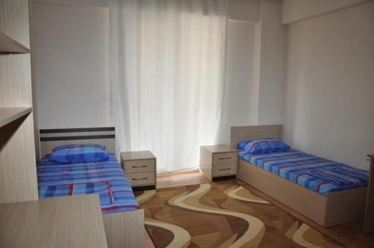 フィニケにあるOz Ulutas Apart Evleriのベッド2台と窓が備わる小さな客室です。