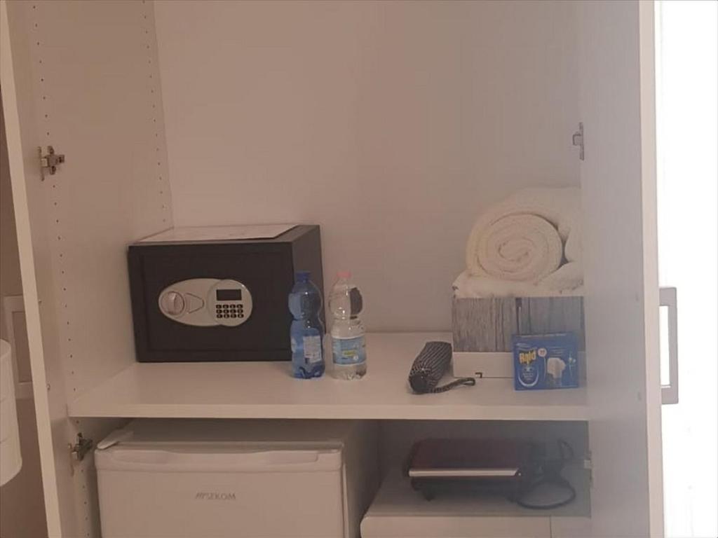 kuchenka mikrofalowa na półce w pokoju w obiekcie Tamb&B1 w Bolonii