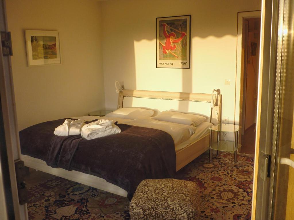 ein Schlafzimmer mit einem Bett mit zwei Handtüchern darauf in der Unterkunft Nordseeblick in Husum
