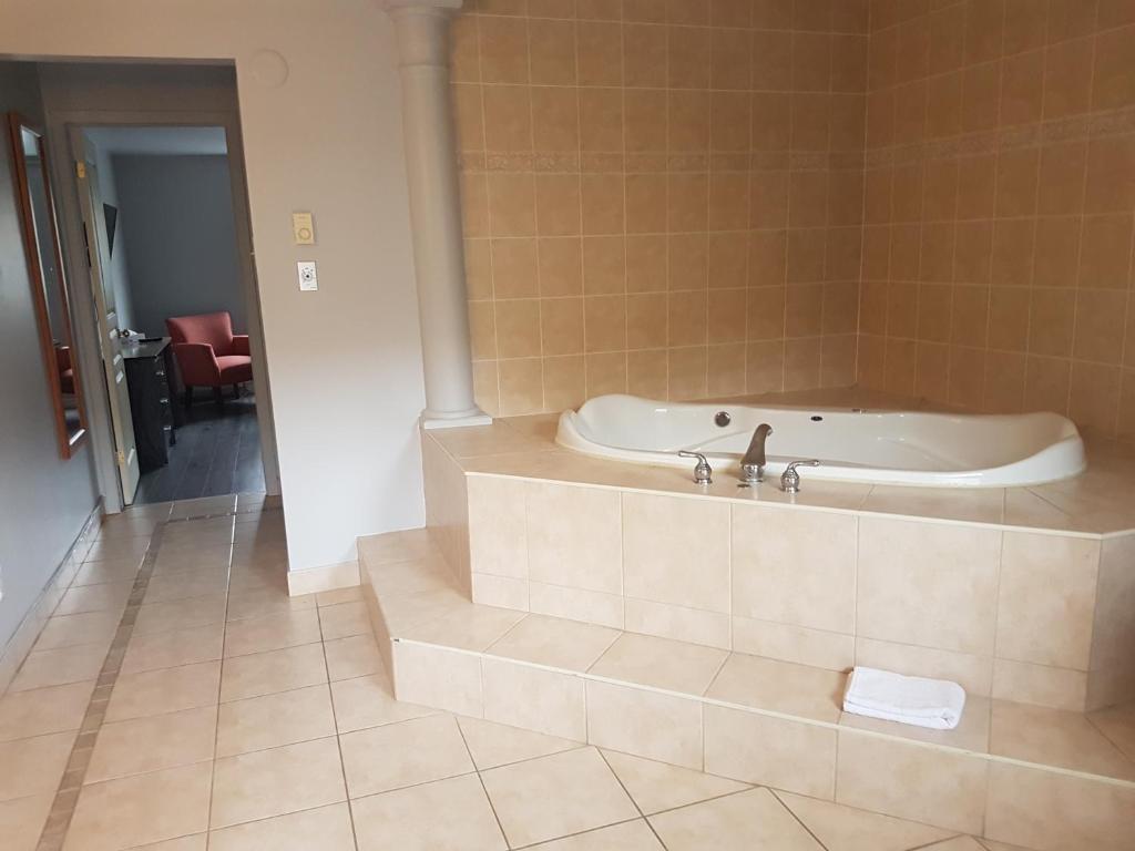 
Suite with Hot Tub
