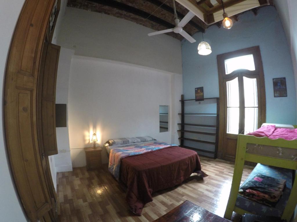 um quarto com uma cama e um espelho grande em Kymani House em Rosário