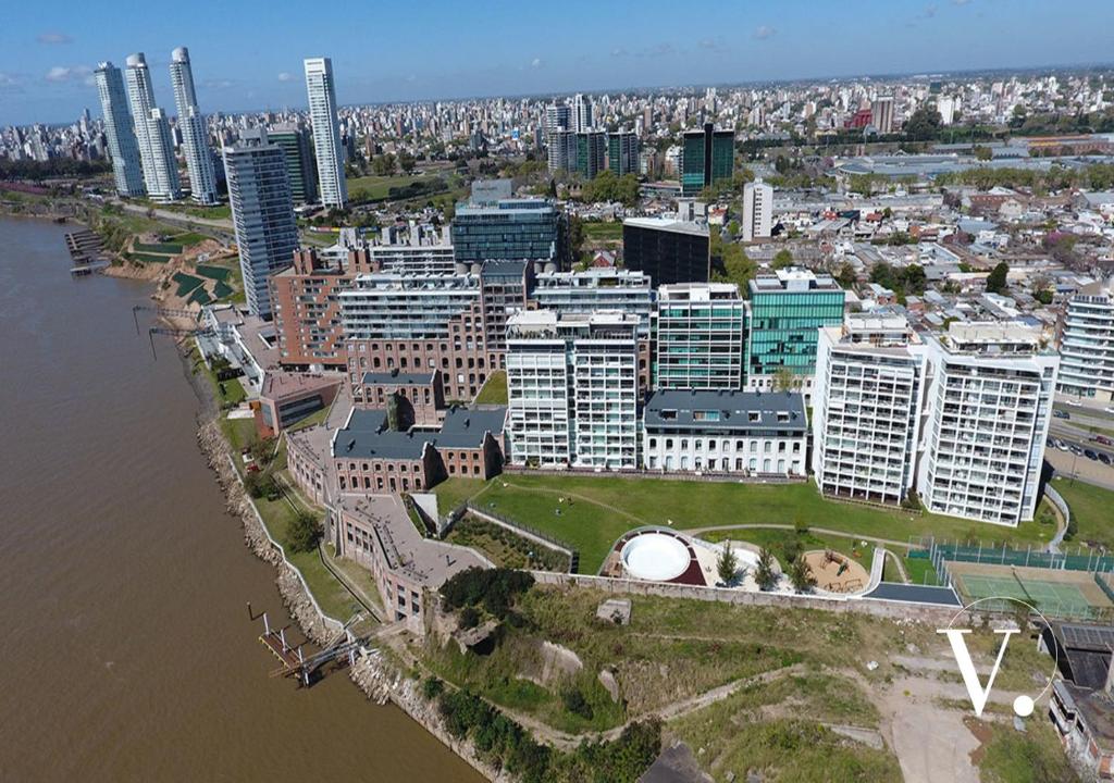una vista aérea de una ciudad con edificios altos en Voidomatis en Rosario