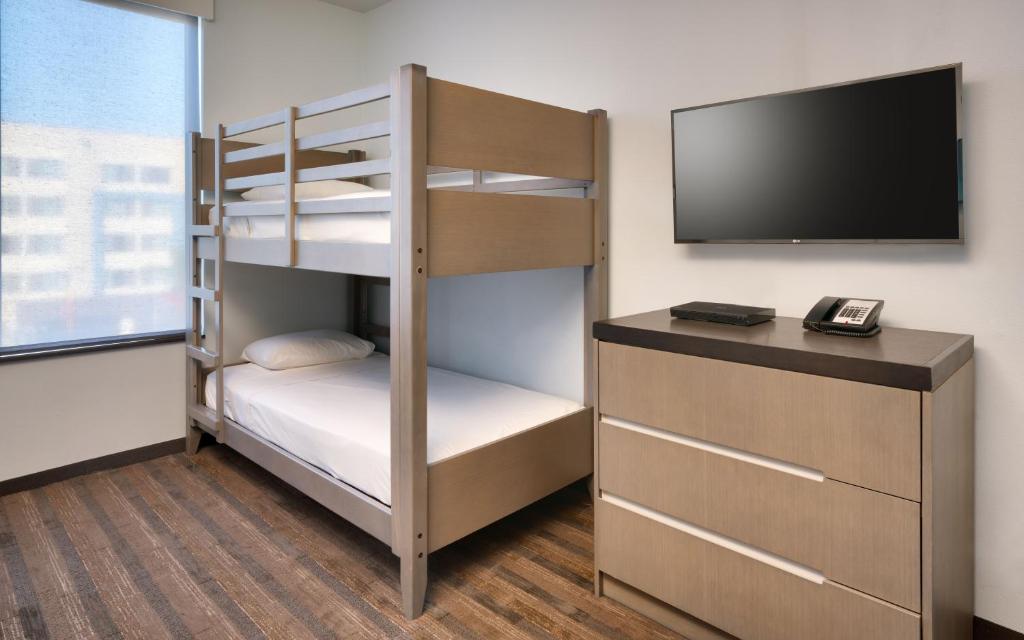 Hyatt House at Anaheim Resort/Convention Center - Specialty Family Suite With Bunk Beds
