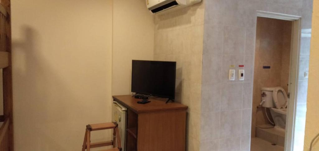 TV a/nebo společenská místnost v ubytování Kraisaeng Place