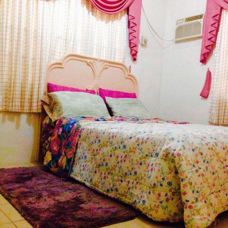 Postel nebo postele na pokoji v ubytování Tagaytay Budget Transient/ Staycation Home