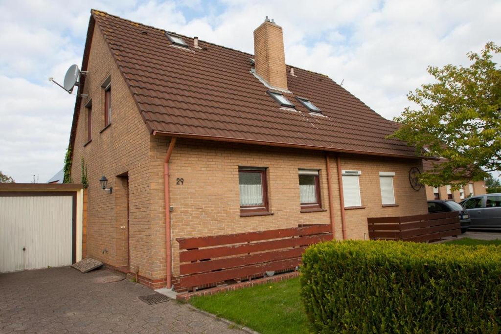 una casa de ladrillo marrón con techo marrón en 50155 Haus Mundhenk, en Carolinensiel