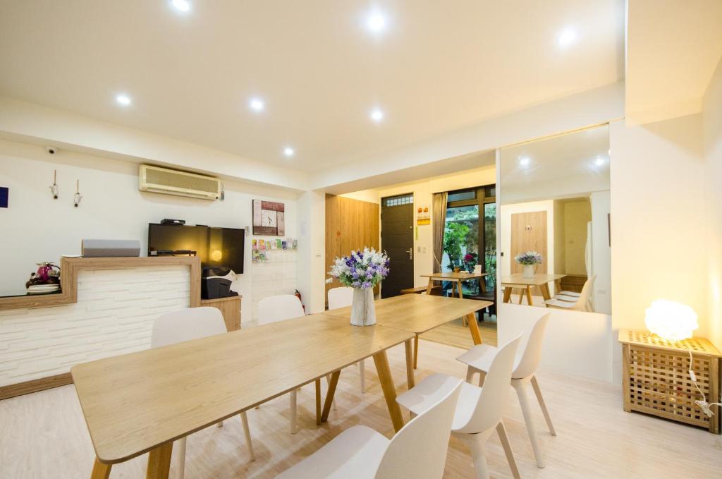 - une salle à manger et un salon avec une table et des chaises dans l'établissement Together House, à Luodong