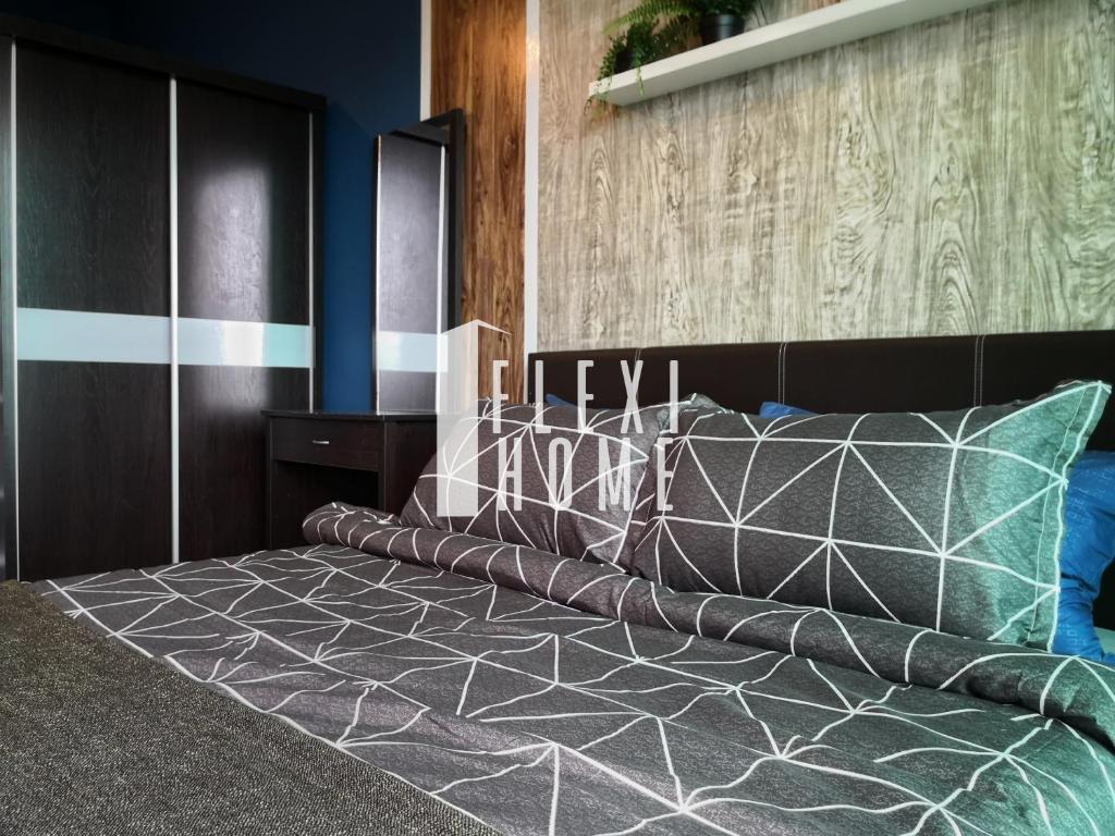 Postel nebo postele na pokoji v ubytování Cybersquare 19 Cozy Studio Home Cyberjaya, Flexihome-MY