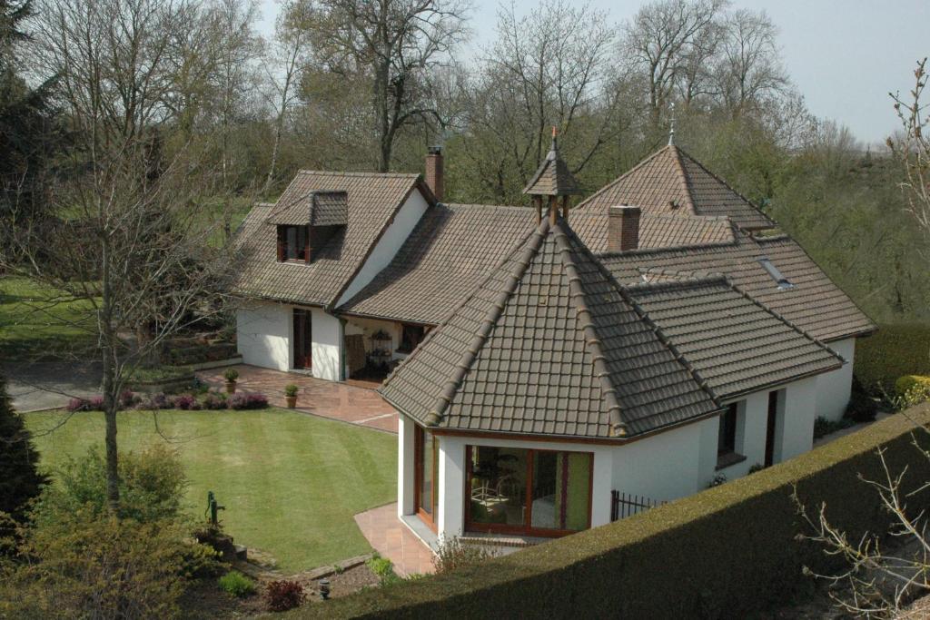 La Coulonnière في Wismes: اطلالة جوية على منزل بسقف