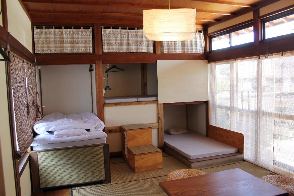 Postel nebo postele na pokoji v ubytování 猿とモルターレ