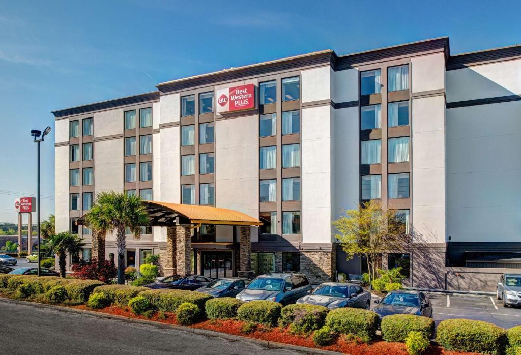 a hotel with cars parked in a parking lot at Best Western Plus - Columbia North East in Columbia