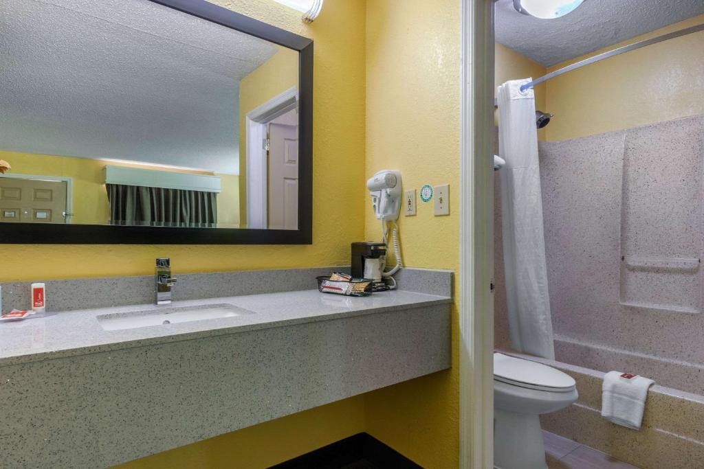 Koupelna v ubytování Econo Lodge