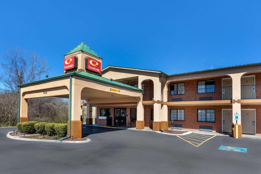 un edificio con una torre de reloj en un aparcamiento en Econo Lodge, en Nashville