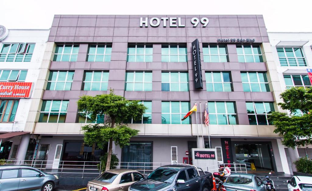 un edificio con coches estacionados frente a él en Hotel 99 Bandar Puteri Puchong, en Puchong